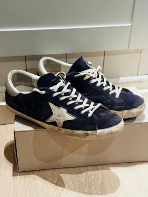 Golden Goose - Säljer ett par riktigt fina Golden Goose skor i en väldigt eftertraktad blå färg. Skorna är i gott skick och storlek 43. Priset är inte hugget i sten, bara att fråga vid minsta fundering.