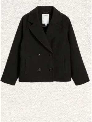 Svart kappa - Stilren svart kappa från Kappahl med dubbelknäppning och bred krage. Kappan har raka ärmar, två framfickor och en klassisk, något boxig passform. Perfekt för dig som gillar minimalistisk stil och vill ha en enkel men snygg jacka till hösten eller vintern. Den ha en defekt vid en utav knapparna som har gått av på mitten. Annars bra.