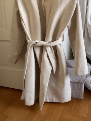 Bikbok kappa beige - Några fläckar som man ser på bilerna men inte nåt som man tänker på, passar nån som har S eller XS i storlek.