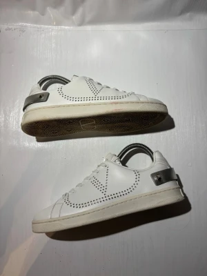 Valentino skor - Hej! Säljer nu mina skor från märket Valentino, storlek 37 bra skick, allt på bilden ingår. Tveka inte på att höra av dig om du har frågor eller funderingar kring skorna! 