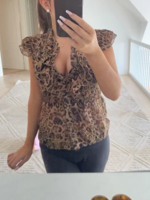 Leopard blus  - Supersnygg knappt använd 