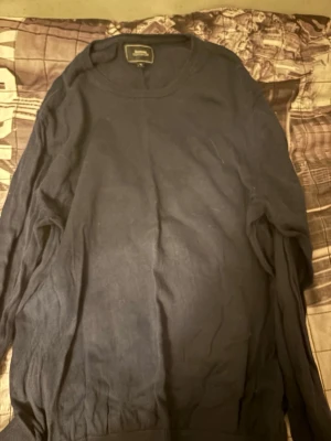 Mörkblå tröja från Boomerang - En stilren mörkblå tröja från Boomerang med rund halsringning och långa ärmar. 100% bomull 