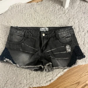 Lågmidjade jeansshorts  - Säljer ett par grå jeansshorts. Storlek M. Midjemått 82cm