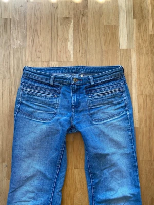 Lågmidjade jeans Diesel - Supersnygga lågmidjade jeans från diesel industry. Toppen skick, endast lite slitna nere vid fötterna. Midja- 40,5 cm Ytterben- 99 cm Innerben- 79 cm