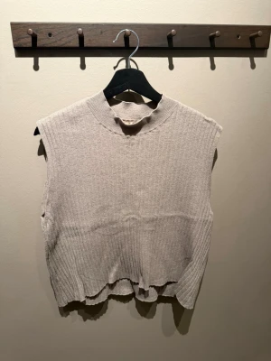 Beige ärmlös stickad topp H&M - Säljer en beige ärmlös stickad topp från H&M i cashmereblandning. 