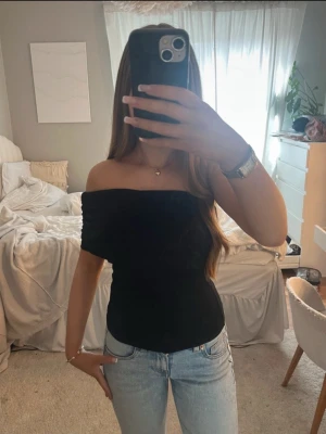 One shoulder topp - As snygg och elegant svart topp från Nelly som är one shoulder, perfekt till fest🤩nyskick!!! Pris kan diskuteras vid snabb affär, tveka inte att höra av dig💕