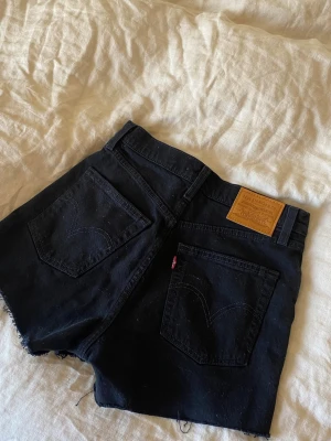 Levis jeansshorts - Svarta Levis jeansshorts, aldrig använda så i fint skick!