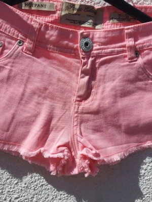 Shorts - Jättefina rosa shorts men har en fläck kolla bild 3💗