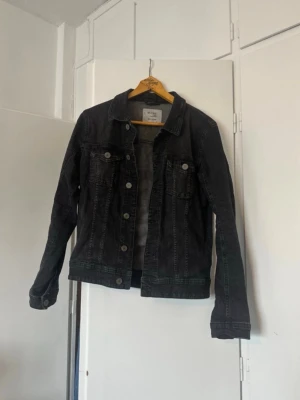 Denimjacka - Svart jeansjacka i storlek S från Blend.