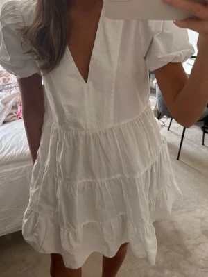 Vit sommarklänning Zara - Superfin sommarklänning från Zara (köpt på Sellpy), storlek S 💞(första bilden är lånad!)