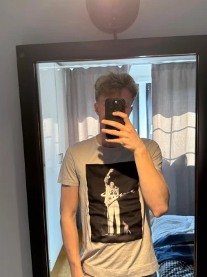 T shirt från Limitato storlek S - T shirten är mycket bra skick. Modellen är 185 cm och väger 74 kg. T shirten är i färgen grå.