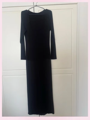 Svart ribbad långärmad långklänning - 💞En stilren svart långklänning med lång ärm och rund halsringning. Klänningen har en rak passform och är tillverkad i ett mjukt, stretchigt material som ger en bekväm känsla. Perfekt för dig som gillar minimalistisk och tidlös stil.💕
