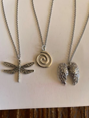 3 halsband  - Jag och dottern gör halsband och säljer nu här nån/några av favoriterna  .  Halsband är rostfritt stål 50cm, berlock är zinklegering . Priserna är fasta 