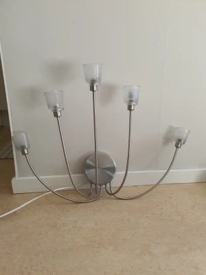 Två fina vägglampor - Säljer två fina vägglampor. Den ena har jag tappat bort väggfästet på, se sista bilden, men det kostar inte många kronor att köpa det!  Glödlampor ingår ej.