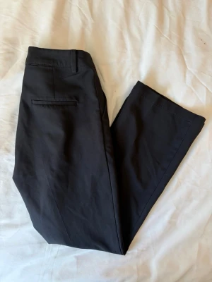 Svarta kostymbyxor  - Svarta kostymbyxor från bikbok i modellen ”Vilma petite” passar om man är under 160 cm 🤍bra skick men tyvärr för tajta för mig! 