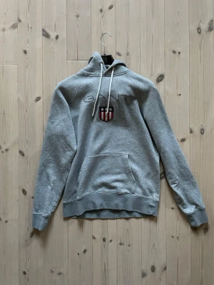 Grå hoodie från Gant - Grå hoodie från Gant i bra skick. 