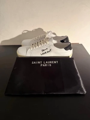 Saint Laurent vita sneakers - Fett snygga saintlaurent skor helt nya, såklart äkta.     Priset kan diskuteras 