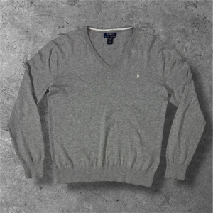 Ralph Lauren tröja - Säljer denna gråa tröjan från Ralph Lauren | storlek XL i barnstorlek vilket motsvarar S i herrstorlek | skick: 9/10 | Hör av er vid frågor, pris kan diskuteras vid snabb affär! 🫡
