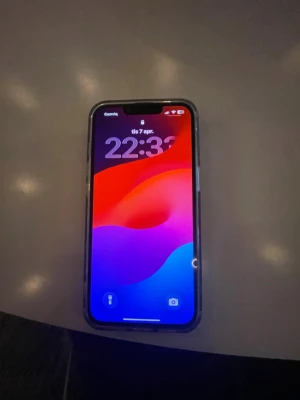 iPhone 13  - iPhone 13 säljes – fungerar bra Säljer min iPhone 13 i fint skick. Telefonen fungerar som den ska och har alltid använts med skal. Perfekt mobil för dig som vill ha en snabb och pålitlig iPhone. Information: • Modell: iPhone 13 • Batterihälsa: 79% • iOS-version: 26.3.1 • Olåst och fungerar med alla operatörer • Skal ingår Telefonen är återställd och redo för ny användare. Pris: (fyll i ditt pris) Hör av dig vid frågor!