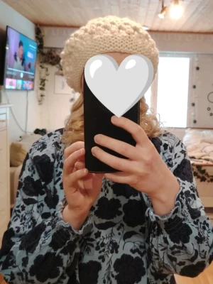 Handmade beauty🩷  - Ihana, pehmeä ja lämmittävä🐑. Aikoinaan itse tehnyt❤️ Siistiä jälkeä🫶🏻 Luonnonvalkoinen. Kysy ihmeessä lisätietoja🤗 Katsothan muutkin tuotteet! Ps. Myös takana oleva kevyt toppatakki myynnissä☀️