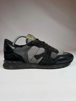 Valentino Rockrunners - Valentino Rockrunners | Riktigt bra skick, bara lite smutsiga på sulan | Storlek 43, passar 42 | Nypris 7650kr | Mitt pris 2900kr | Box tillkommer | Tveka inte på att höra av dig vid minsta fråga eller fundering 📩