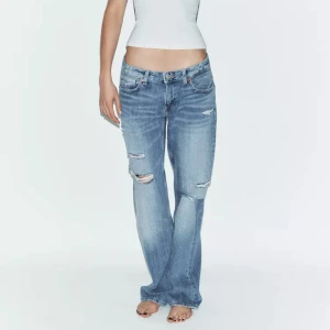 Zara jeans med hål - Super trendiga och snygga jeans från Zara❤️storlek 40 men vill byta till 38🩷endast testade, lappen finns kvar!