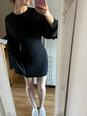 Svart klänning  - Köpt på Vinted. Aldrig använd av mig. Lite urtvättad 