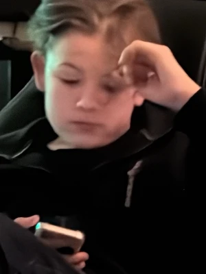 Svart hoodie med dragkedja med ett flygande troll - Snygg svart hoodie med dragkedja framtill och huva. Perfekt för en avslappnad och cool stil. Passar till det mesta och har en enkel, stilren design utan synligt tryck eller logga.