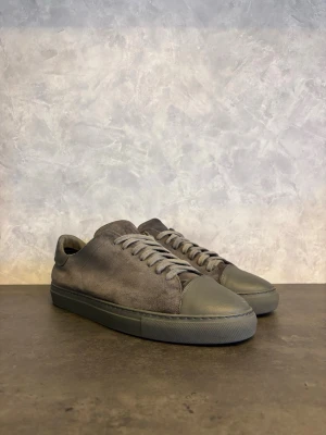 Axel Arigato Clean 90 - Säljer dessa Axel Arigato Clean 90 i bra skick!Skorna har lågt skaft, tonade skosnören och en minimalistisk design som passar till det mesta. Perfekta för dig som gillar en clean och modern look. 