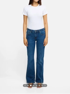Blå flare jeans med låg midja - Säljer flare jeans med låg midja 🩵🩵strl: 26/34, passar mig som brukar bära S/XS och är 175 cm lång 
