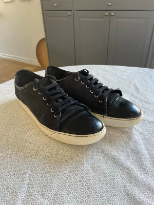 Mörkblå Lanvin - Storlek 43, passar både 42 och 44. Bra skick, ny tvättade några defekter. Glans och mocka 