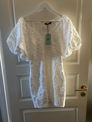 Vit klänning från Gina Tricot - Jättefin klänning till studenten eller bara till sommaren från Gina😍Inte använd, endast provad med prislappen kvar. 