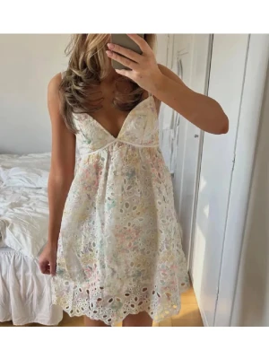 Vit spetsklänning med broderi - SÖKER! Denna eller om ni har någon liknande sommar kläning❤️❤️