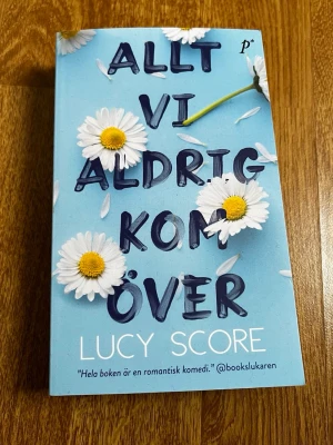 Allt vi aldrig kom över pocketbok  - ”Allt vi aldrig kom över” av Lucy Score i pocketformat. Helt oläst