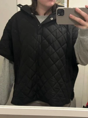 quiltad jacka - jättefin quiltad poncho som tidigare är köpt på vinted❣️ kommer tyvärr inte till användning. har knappar vid sidorna så man kan välja hjr man vill ha den på!