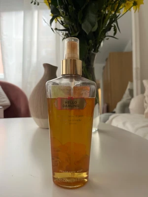 Victoria's Secret Hello Darling mist - Söt body mist från Victoria's Secret i doften Hello Darling. Flaskan är är nästan full, ryms 250ml.