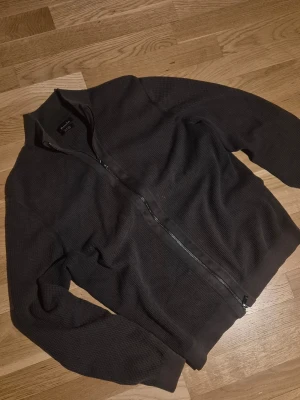 Massimo dutti , fullzip - Size M ,fits really nice , the quality of it /the material feels nice but it is partly sunburned in some spots ,but overall i would say it still has a nice look with the sunburns , dm for more pics