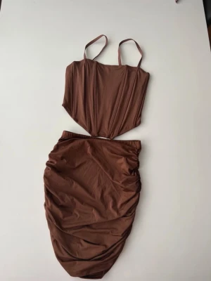 Brun två delad set  - Aldrig använd finns inte prislapp kvar men nyskick