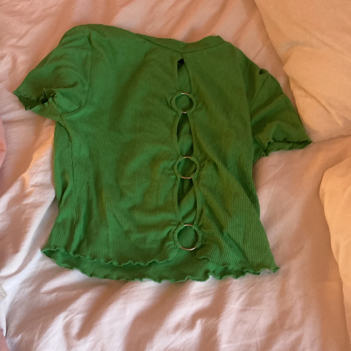 Grön ribbad topp med ringdetaljer