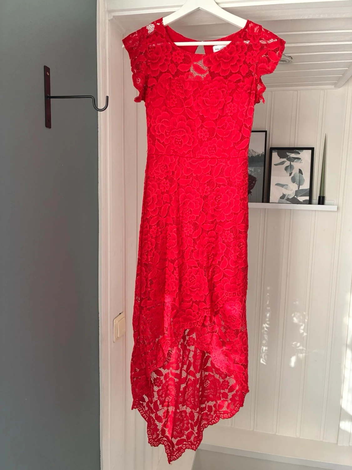 Röd spetsklänning från Mix by Heart