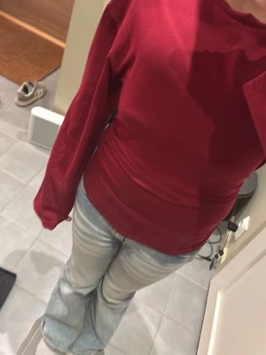 Vinröd långärmad topp Gina Tricot - Säljer en enkel och stilren vinröd långärmad topp från Gina Tricot i storlek XS. Toppen har en tight passform och är gjord i mjuk bomull, perfekt att matcha med jeans eller kjol för en clean look.