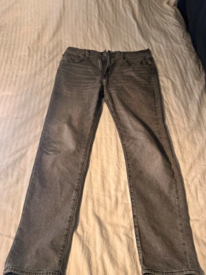 Levi’s jeans  - Hej! Säljer ett par Levi’s jeans för ett bra pris och som är knappast använda i st 31/32. Kom med bud om priset inte passar!
