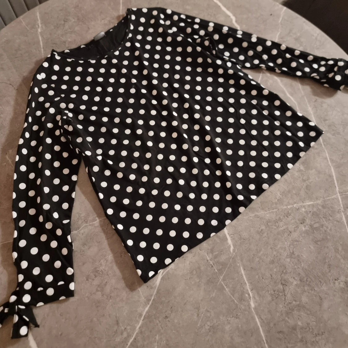 Svart prickig långärmad topp - 1