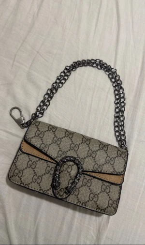 Vacker dam väska - Box och påse medföljer 