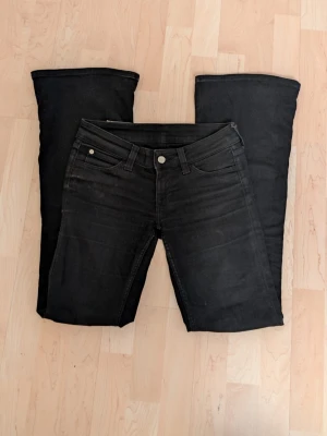 Weekday jeans Cheap monday  - Säljer ett par svarta booty bei bootcut jeans från Weekday. Byxorna är lågmidjade och stängs med knapp och dragkedja. Perfekta för dig som gillar retrostil och mjukt material.