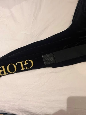 Glorious gangsta tröja  - Snygg svart/guld glorious tröja som är ganska ny och i storlek S, skön och mjuk material och fraktas snabbt 