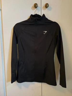 Träningsjacka  - Tunn träningsjacka från gymshark med dragkedja och två fickor. Endast testad en gång😊