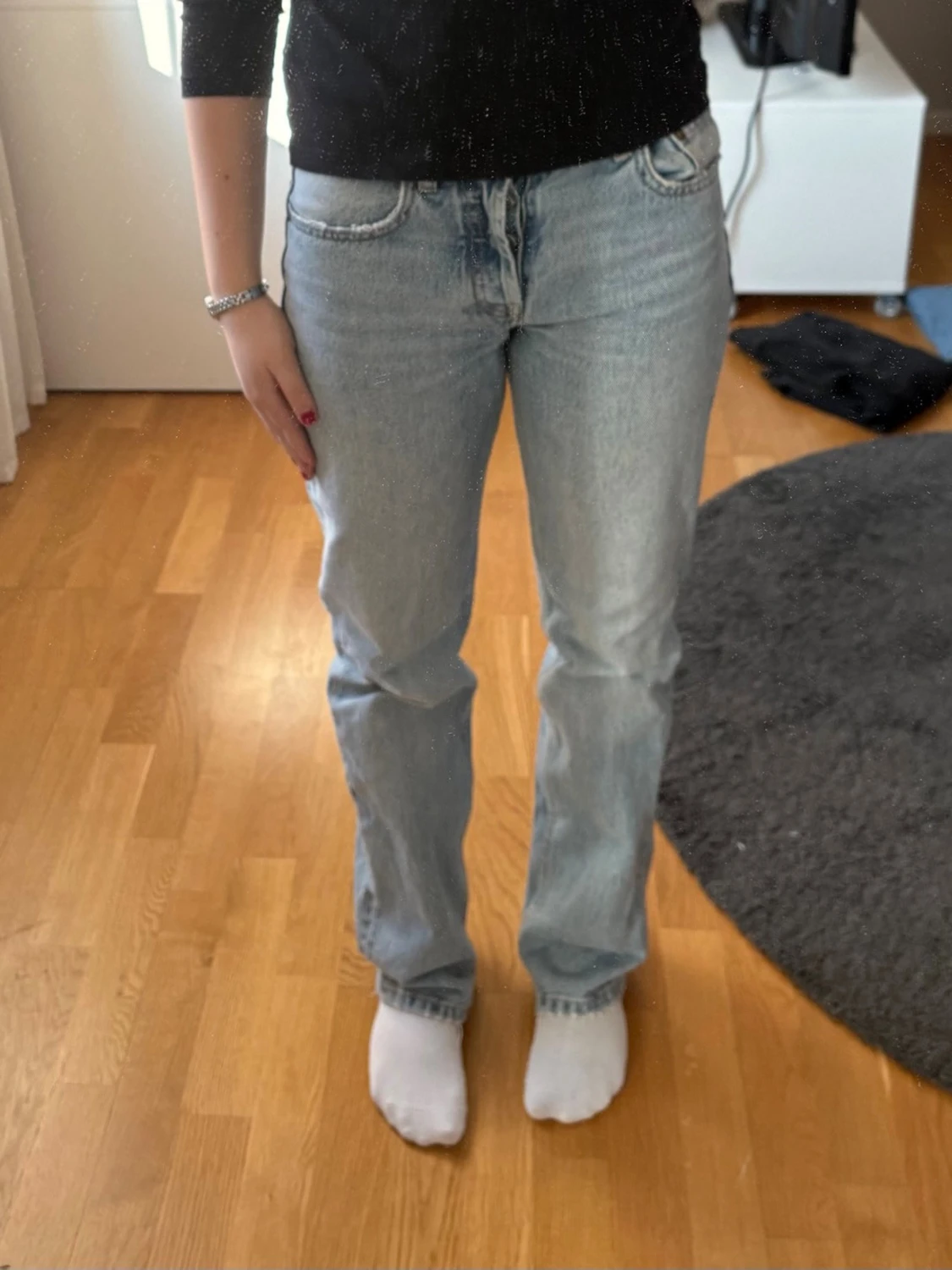 Ljusblå raka jeans