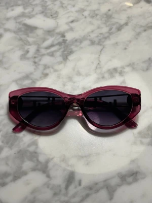 Fina Cat-eye solglasögon i nyskick - Fina rejäla Cat-eye solglasögon i nyskick. 