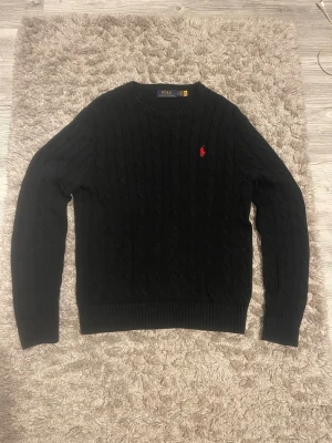 Polo Ralph Lauren kabelstickad tröja  - Säljer min Polo Ralph Lauren kabelstickade tröja, sparsamt använd och i nästan nyskick! Perfekt för dig som vill ha klassisk Ralph Lauren‑stil utan att betala fullpris. Perfekt för både vardag och mer uppklädda tillfällen. skriv gärna vid intresse! ✨ 💰 Nypris: ca 2 000 kr 💰 Mitt pris: 1 050 kr– ett riktigt fynd för äkta Ralph Lauren! 